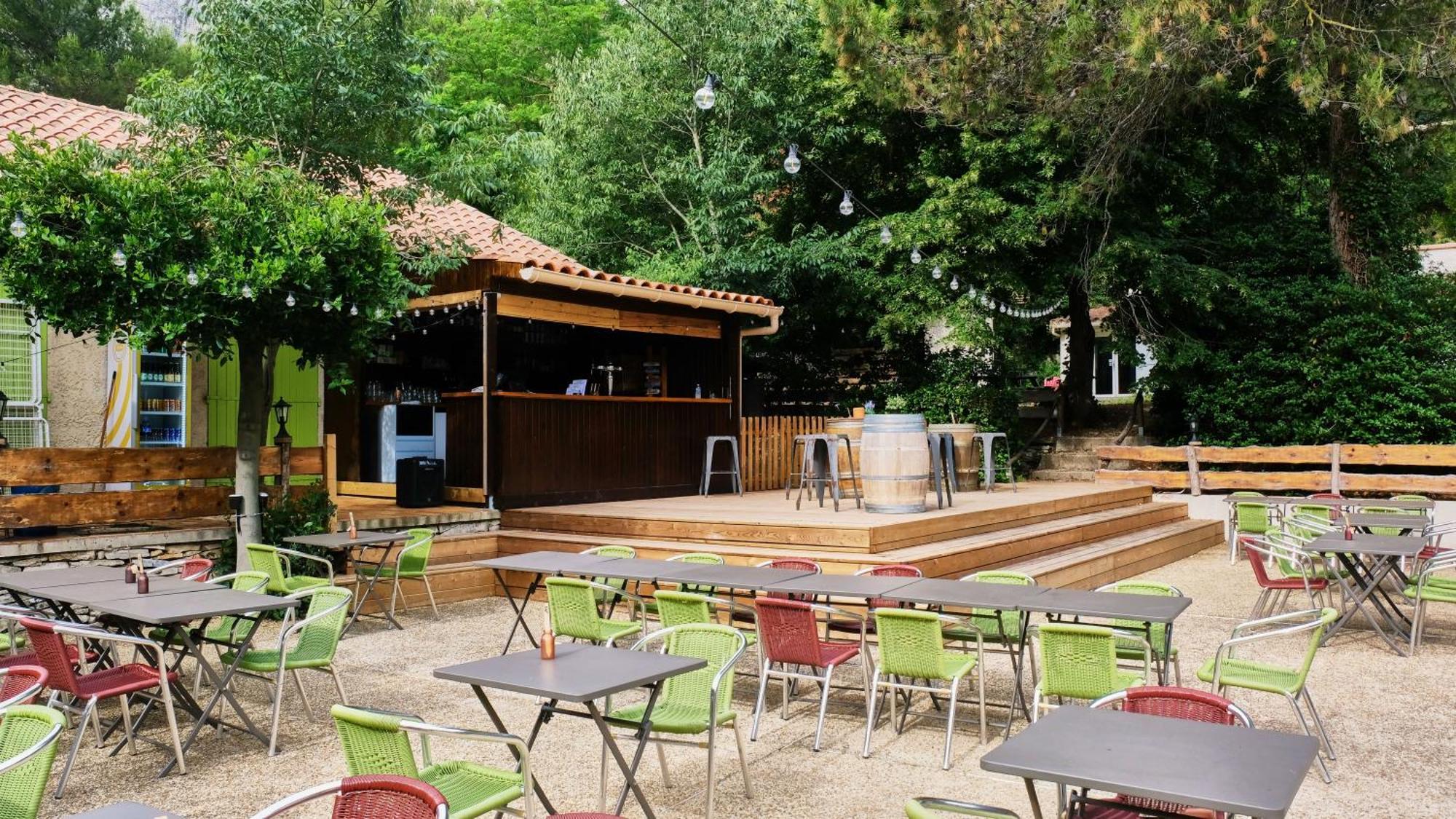 Camping De La Vallee Heureuse Orgon Eksteriør billede