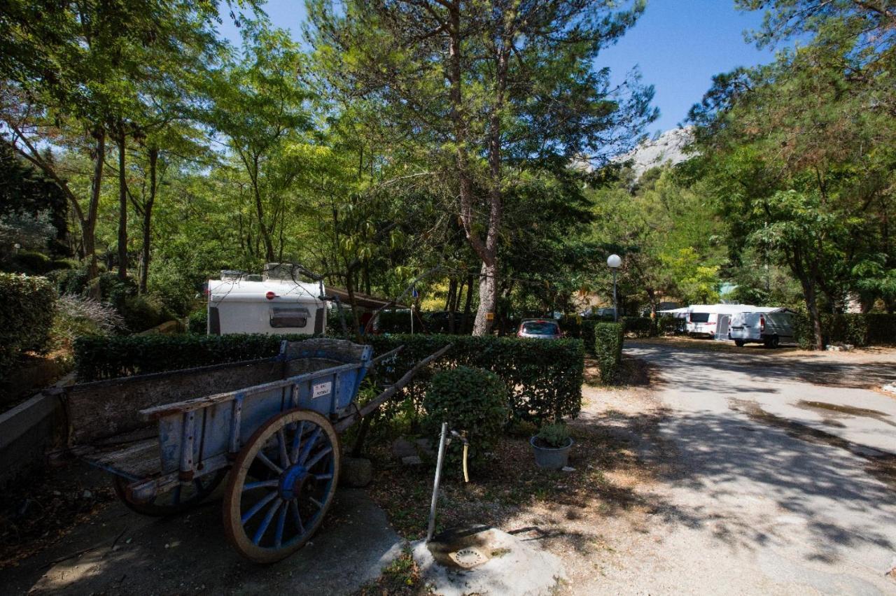Camping De La Vallee Heureuse Orgon Eksteriør billede